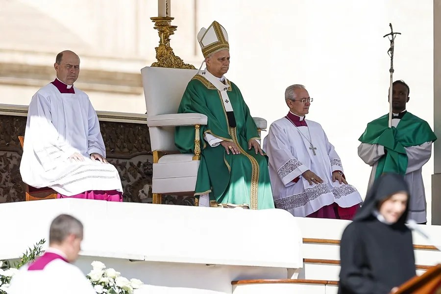 El Papa León XIV (C) preside la Santa Misa del Jubileo de la Vida Consagrada en la Plaza de San Pedro