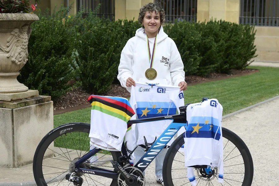 La ciclista Paula Ostiz, campeona del mundo en ruta y subcampeona del mundo contrarreloj, ambas en categoría junior, posa en los jardines del Palacio del Gobierno de Navarra.