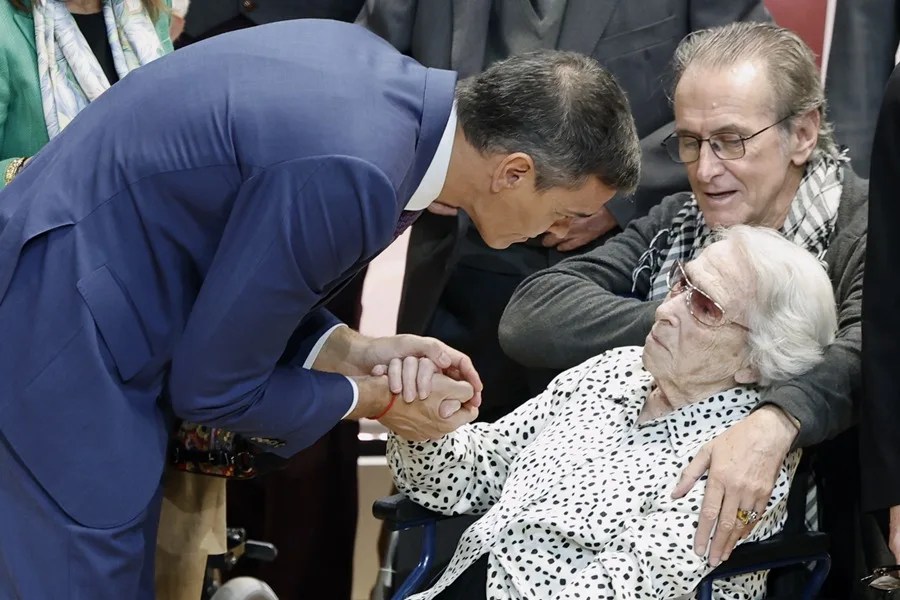 El presidente del Gobierno, Pedro Sánchez, saluda a María Luisa Ramos Barril, la única homenajeada que aún vive,