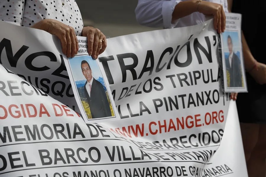 Familiares de las víctimas del Villa de Pitanxo en una concentración.
