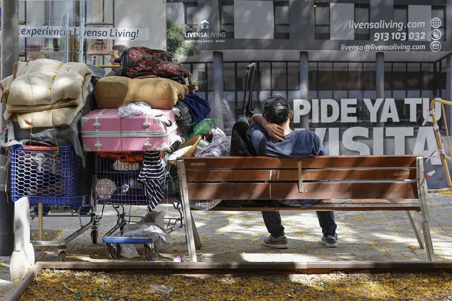 Un joven descansa en una banco