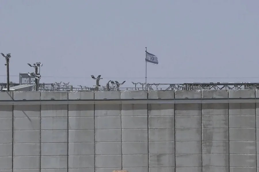 Captura de video del exterior de la prisión de alta seguridad de Saharonim, en medio del desierto israelí del Neguev