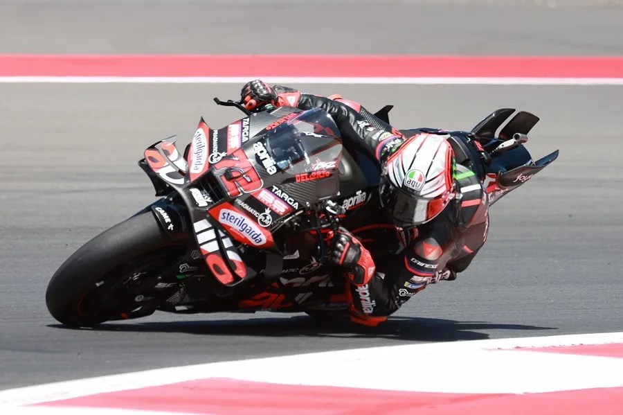 El piloto italiano de MotoGP Aprilia Racing, Marco Bezzecchi, en acción durante las sesiones de entrenamientos