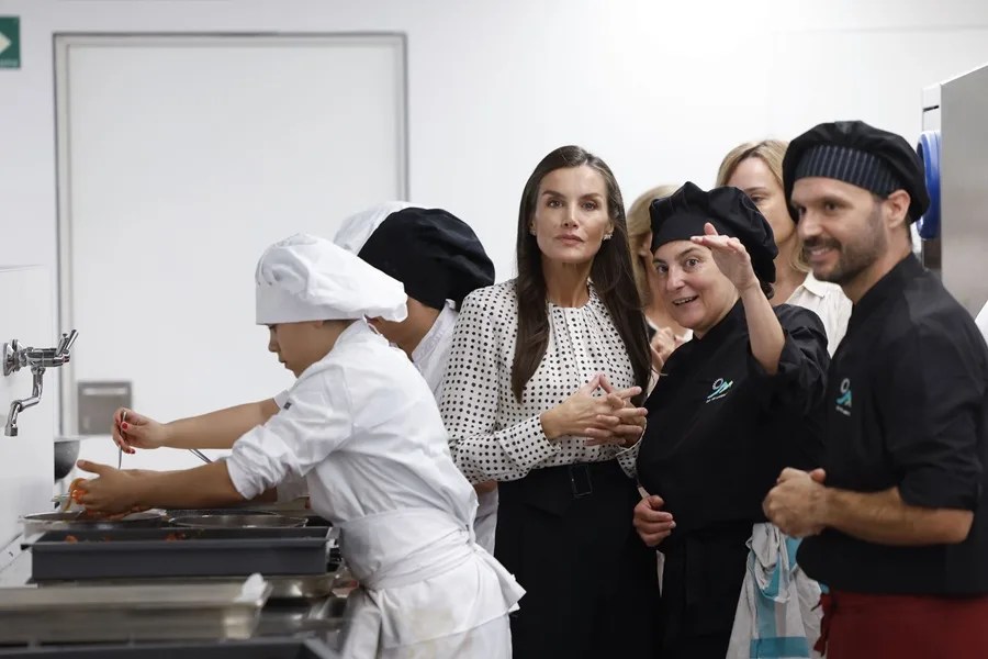 La reina Letizia conversa con las trabajadoras del comedor del centro público de FP de la localidad navarra de Lumbier