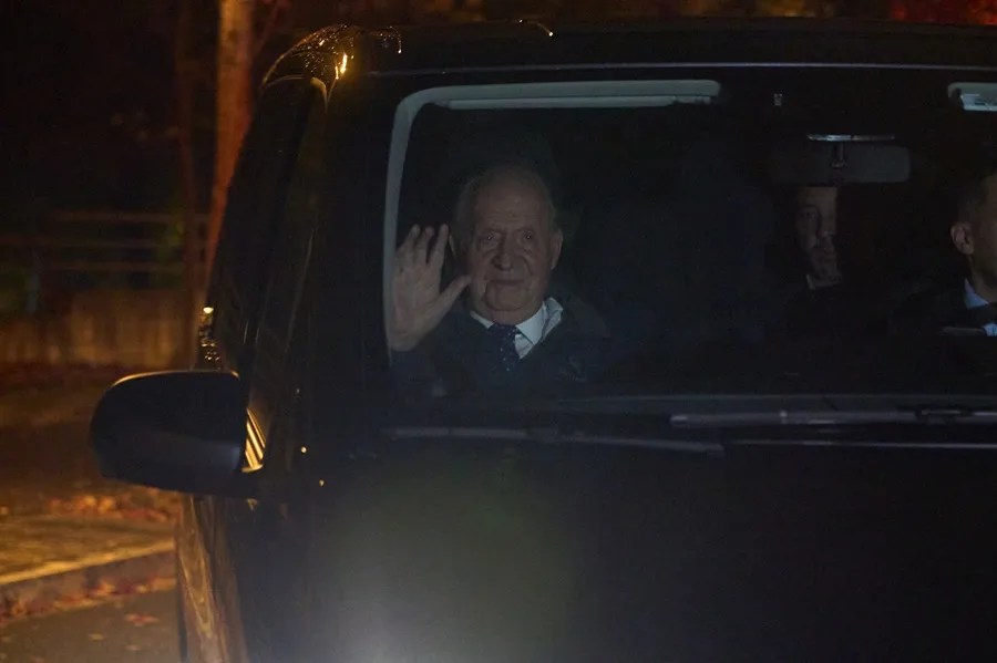 El rey Juan Carlos saluda desde el coche en Vitoria