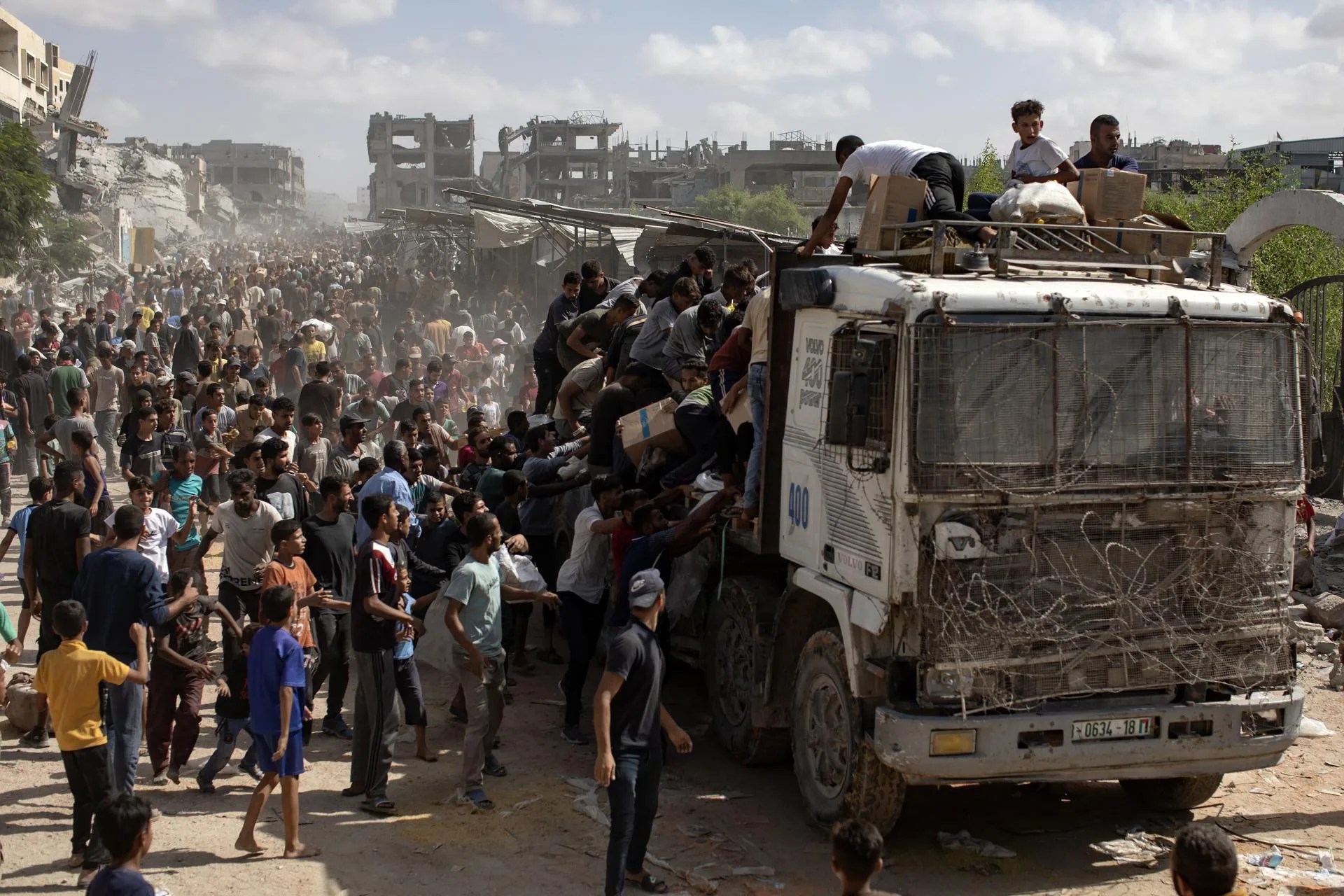 Palestinians take aid supplies from a truck that arrived in Khan Yunis in the southern Gaza Strip, 11 October 2025. EFE/EPA/HAITHAM IMAD