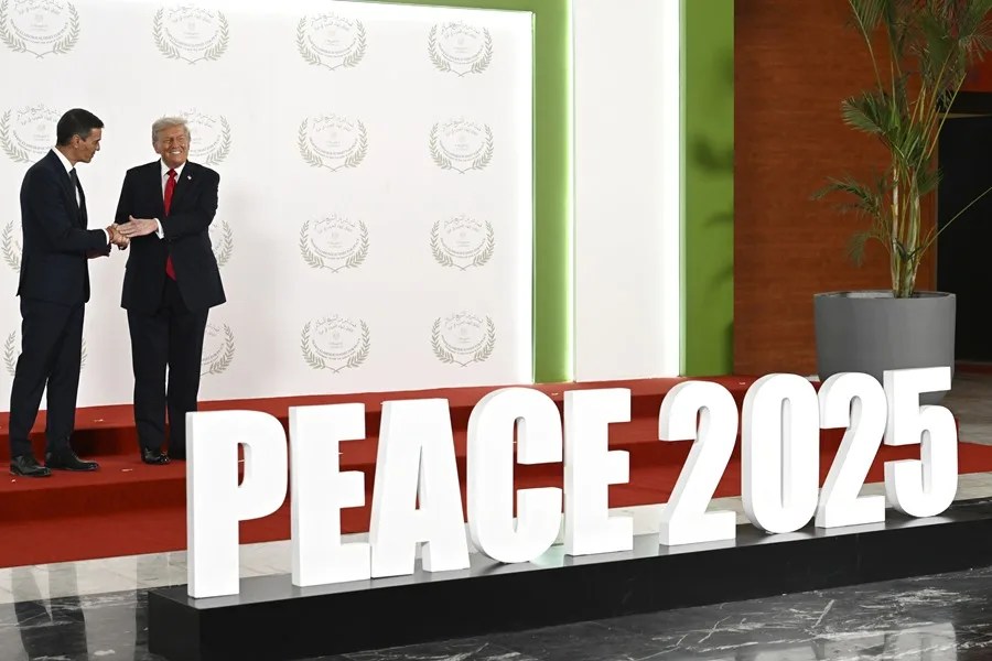 El presidente del Gobierno, Pedro Sánchez (i), posa junto al presidente estadounidense, Donald Trump