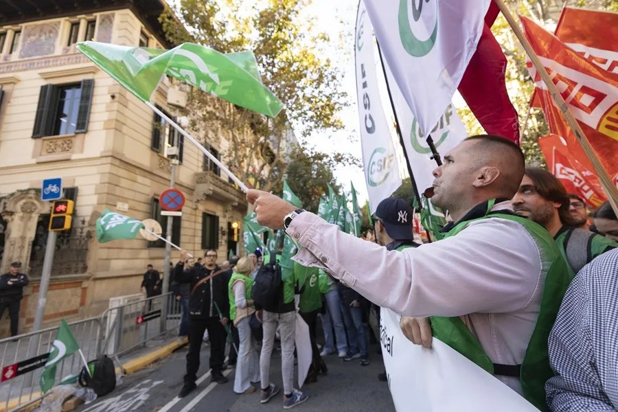 Los sindicatos CCOO, UGT y CSIF se han concentrado ante la delegación del Gobierno en Barcelona para protestar por el "bloqueo" de la negociación colectiva en el sector público.