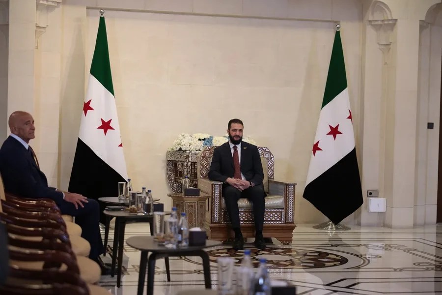 El presidente interino de Siria, Ahmed al-Sharaa (d), se reúne con el embajador de Estados Unidos en Turquía y enviado especial para Siria, Thomas Barrack