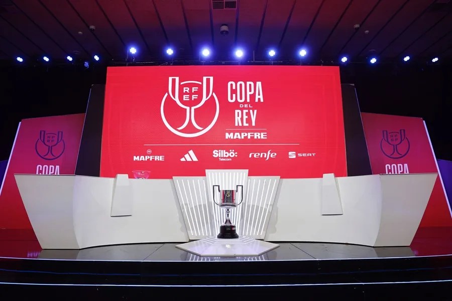 El trofeo de la Copa del Rey, en el escenario antes de un sorteo