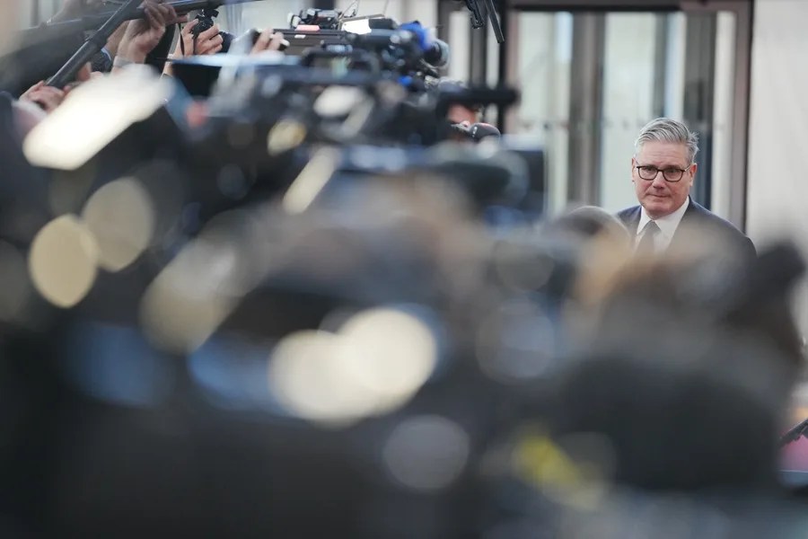 El primer ministro británico, Keir Starmer, comparece ante los medios de comunicación a su llegada antes de la séptima reunión de la Comunidad Política Europea (CPE) en Copenhague
