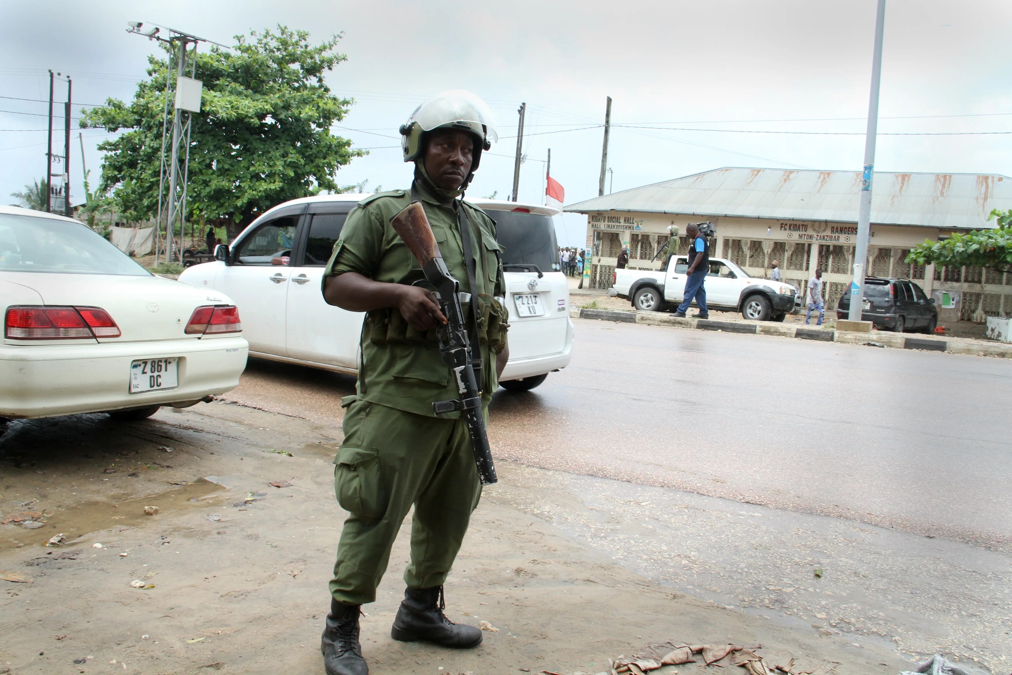 Foto de archivo de un un agente de la policía patrullando las calles de la capital.