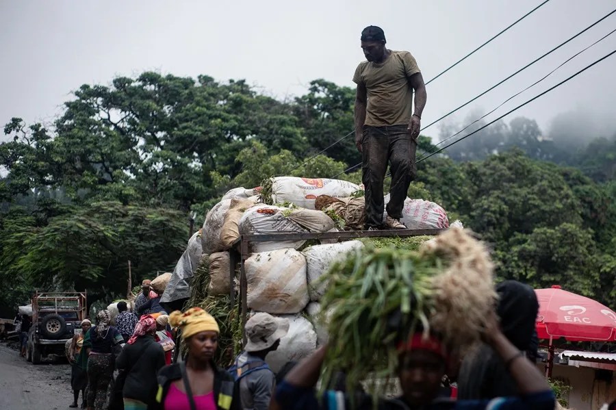 Un hombre trabaja en un mercado bajo la lluvia en Puerto Príncipe, Haití