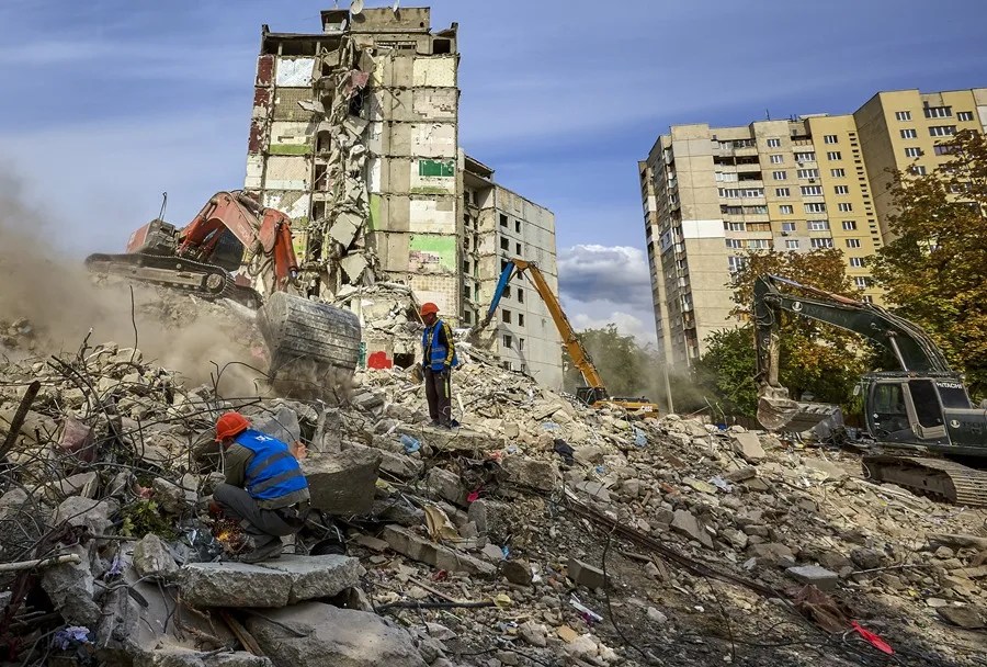 Obreros ucranianos demuelen los edificios residenciales gravemente dañados en el distrito de Saltivka Norte de Járkov