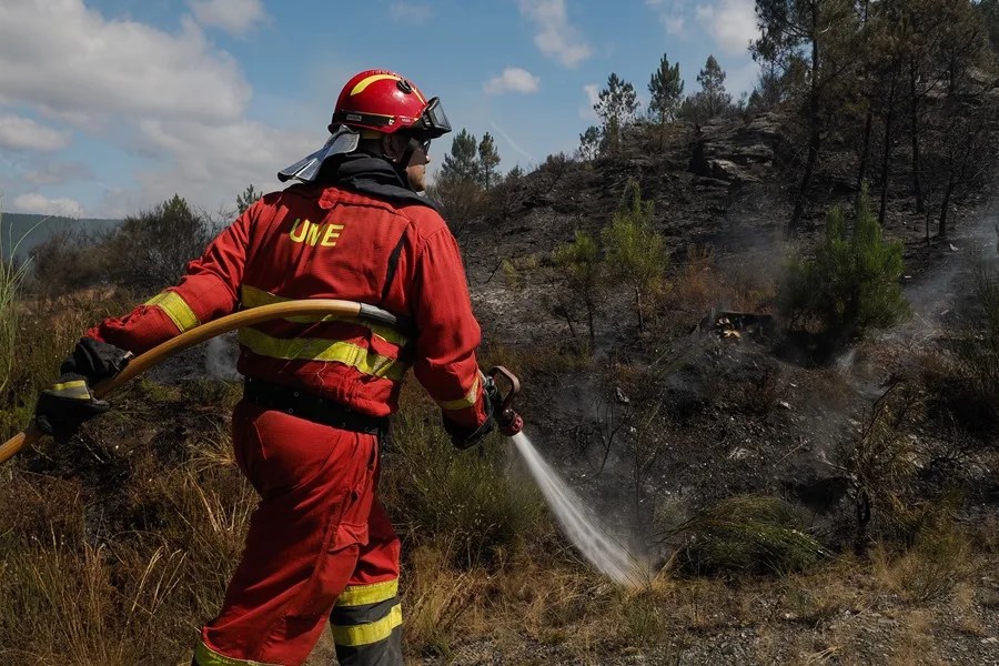 Un efectivo de la Unidad Militar de Emergencis (UME) trabaja en las labores de extinción de un incendio.