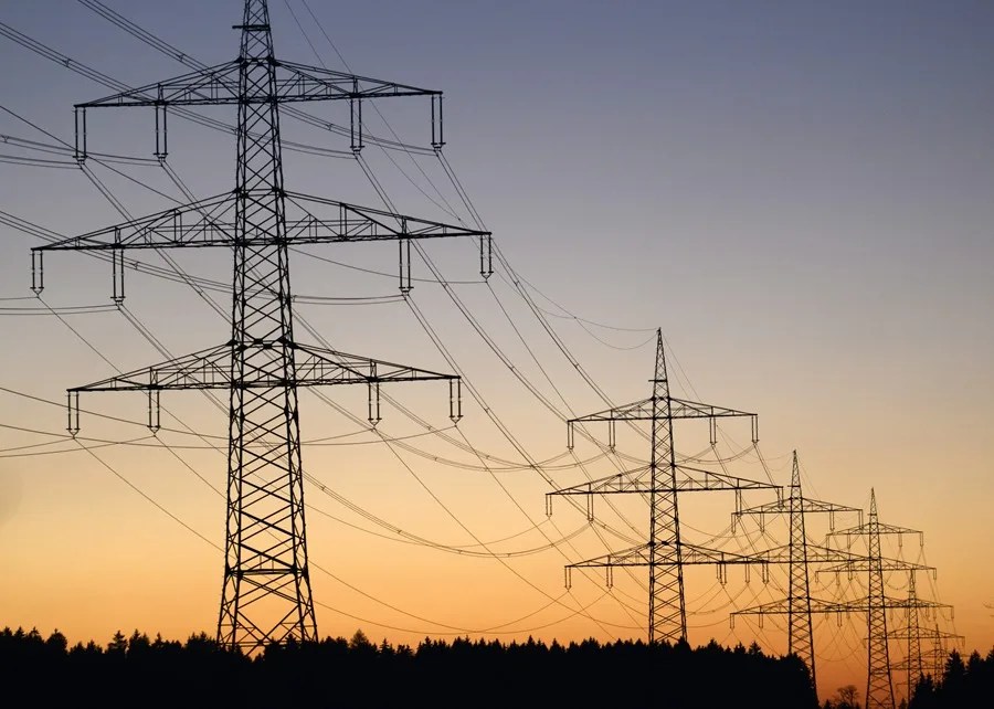 Vista de varios postes eléctricos