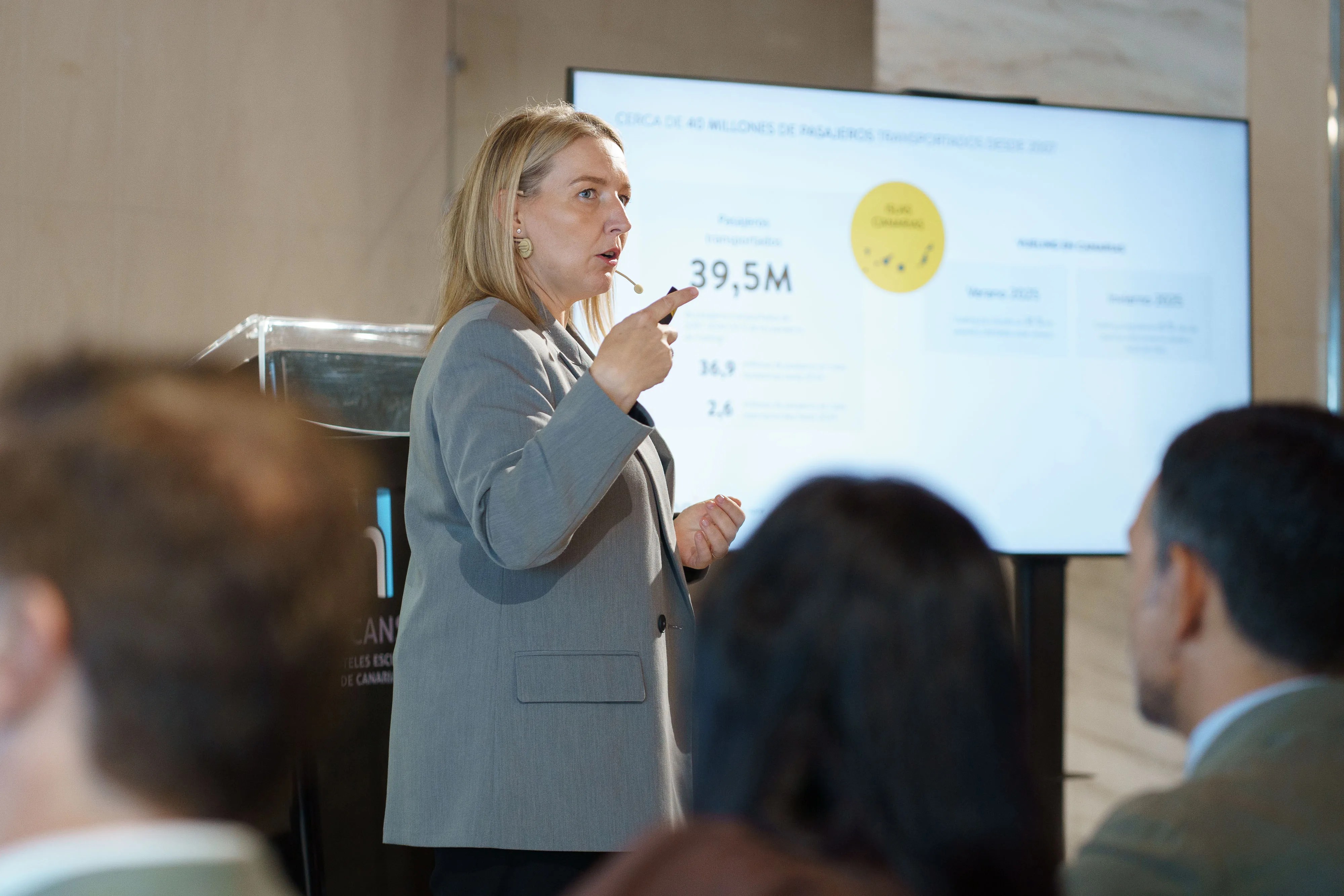 La directora de Marca de Vueling, Sandra Hors (d), ha presentado este jueves un estudio sobre el impacto socioeconómico en las islas de la actividad de la aerolínea. EFE/Ramón de la Rocha