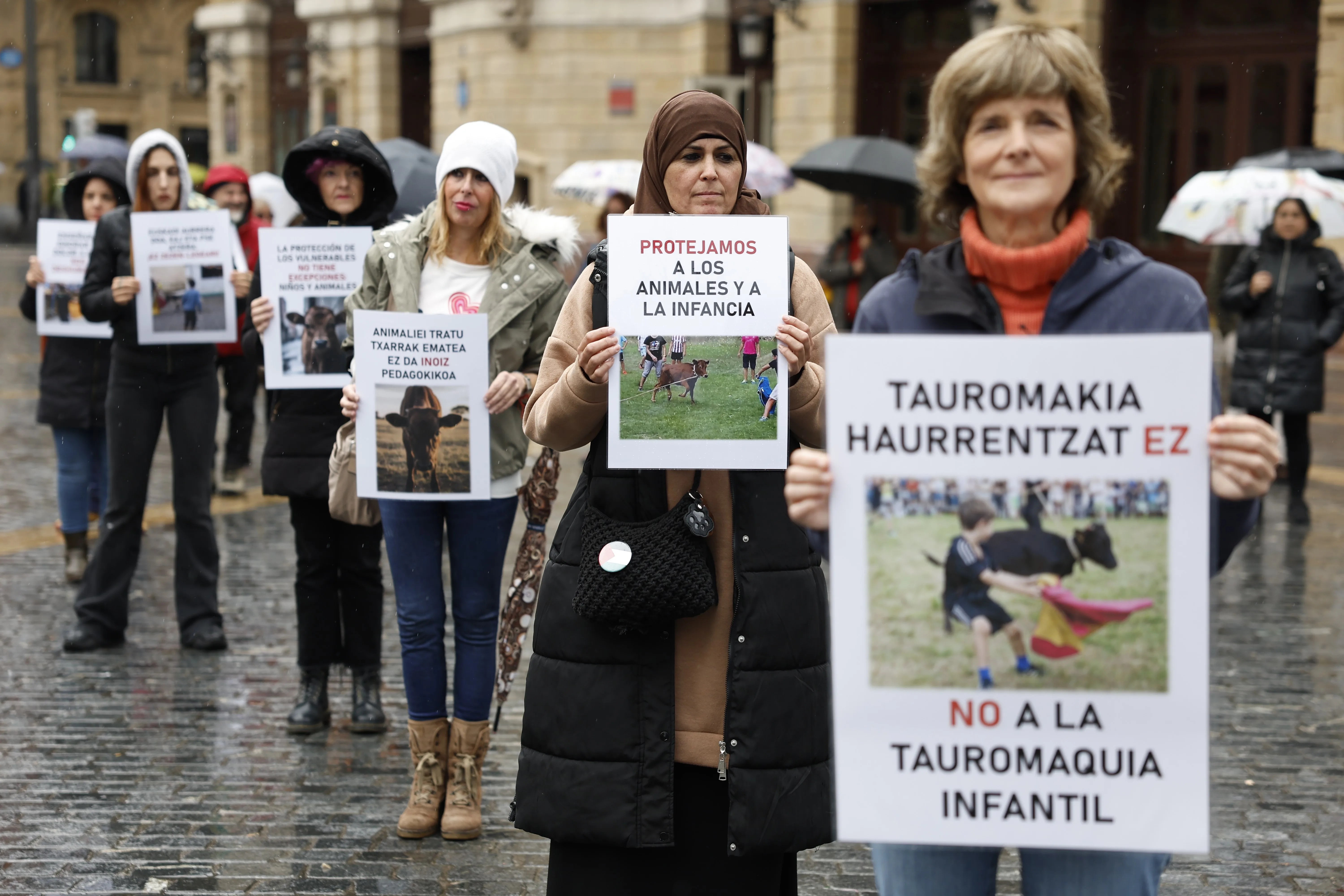 Concentración de Asociaciones animalistas bajo el lema 'No a la tauromaquia infantil'. EFE/ Miguel Toña