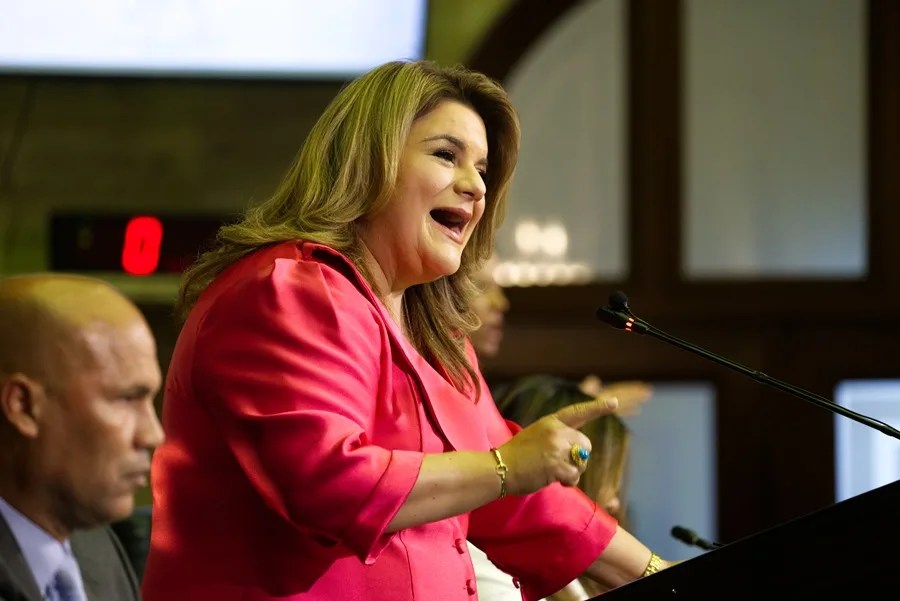 La gobernadora de Puerto Rico, Jenniffer González, ofrece su Mensaje de Situación de Estado este jueves, en la Asamblea Legislativa, en San Juan (Puerto Rico). EFE/ Thais Llorca