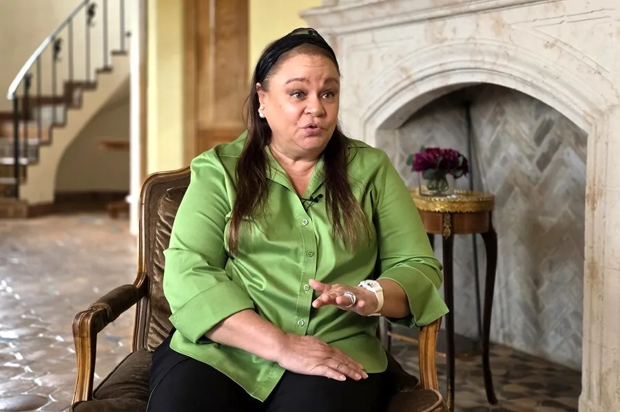 Fotografía de la escritora cubana Zoé Valdés hablando con EFE durante una entrevista en el Koubek center, en Miami (EE.UU). EFE/ Alberto Boal