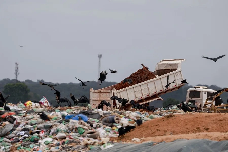 Un camión tira basura rodeado de buitres en el vertedero de Marituba en la región metropolitana de Belém (Brasil). EFE/ Sebastião Moreira