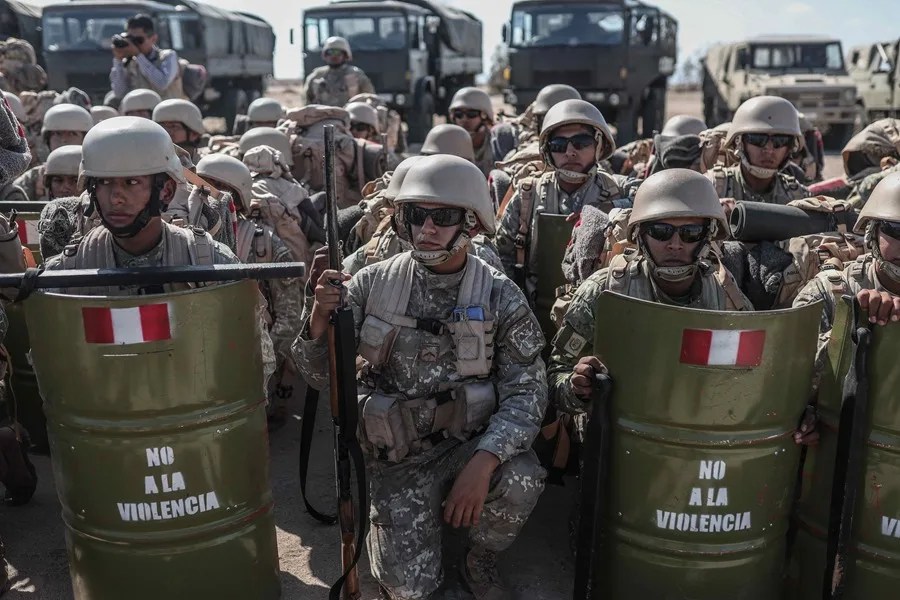 Fotografía de archivo de Militares peruanos en la zona del control fronterizo, en Santa Rosa (Perú). EFE/ Aldair Mejía