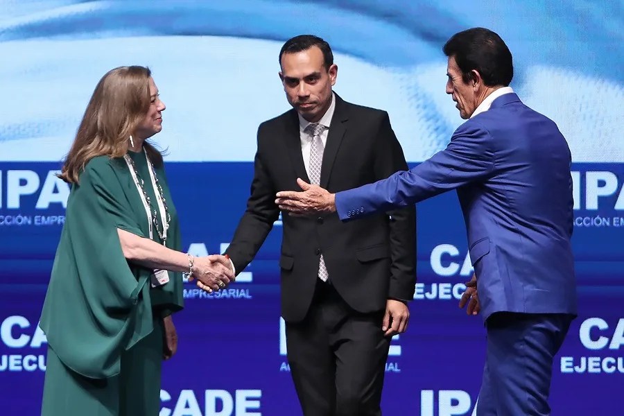 De izquierda a derecha, la presidenta de la Conferencia Anual de Ejecutivos de Perú, María Isabel león, el presidente interino de Perú, José Jerí, y el presidente del Instituto Peruano de Administración de Empresas, Gonzalo Galdós, en la CADE Ejecutivos 2025 en Lima (Perú). EFE/ Paolo Aguilar