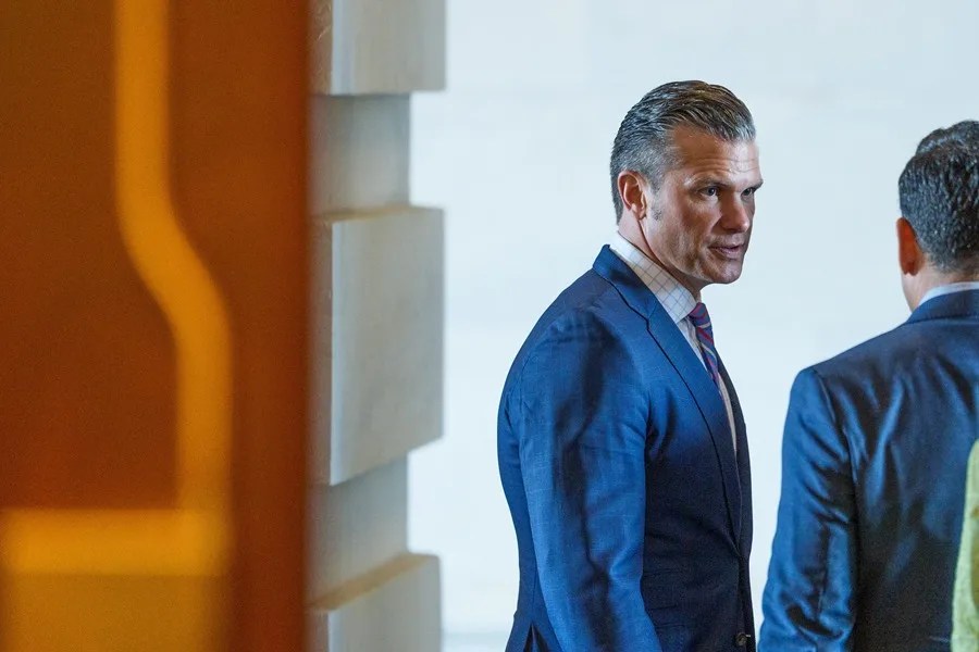 El secretario de Defensa, Pete Hegseth, sale del Capitolio en Washington, DC, EE.UU. EFE/EPA/AARON SCHWARTZ