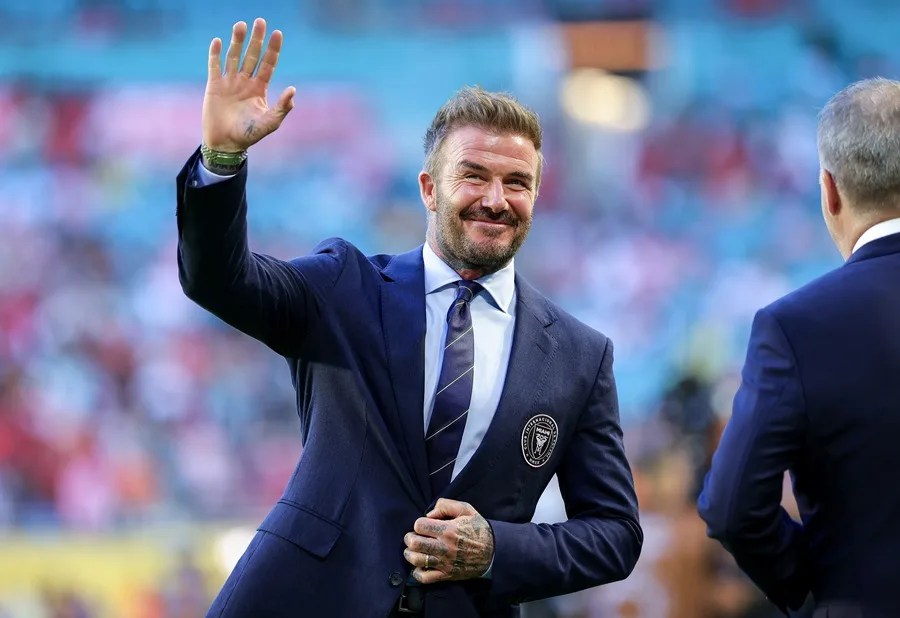 David Beckham, exjugador del Manchester United y del Real Madrid, entre otros, ha sido coronado caballero por el rey Carlos III.