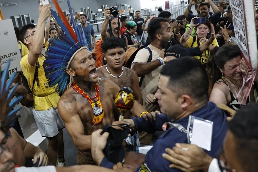 Varios activistas climáticos invaden el área restringida de la COP30 durante una protesta