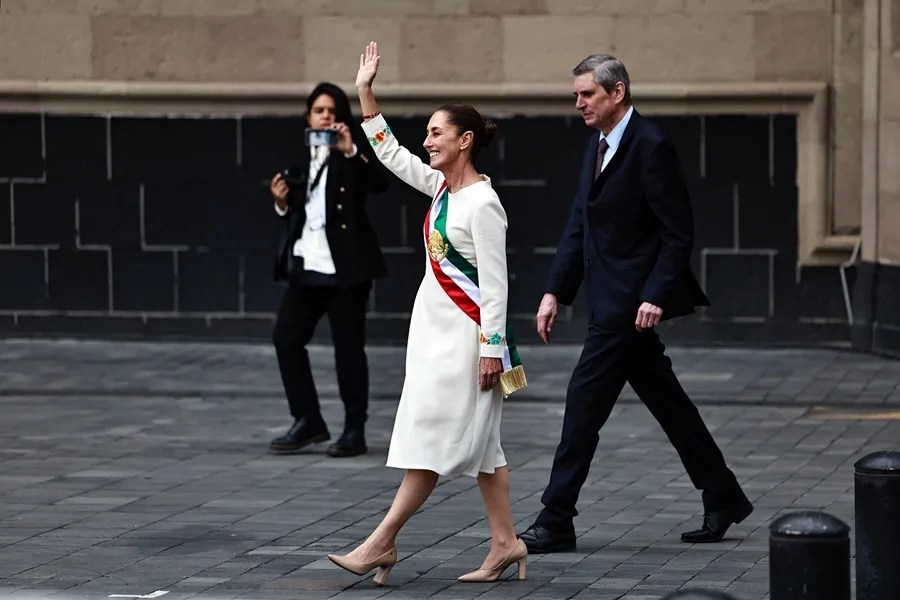 Sheinbaum es acosada por un hombre durante un recorrido a pie en Ciudad de México