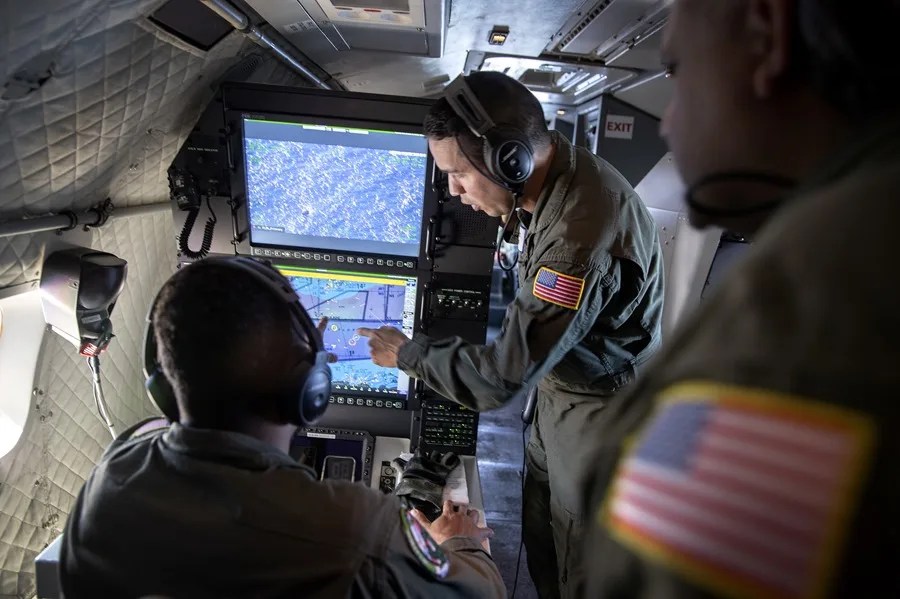 Fotografía de archivo del operador de radar de la Guardia Costera de los Estados Unidos.