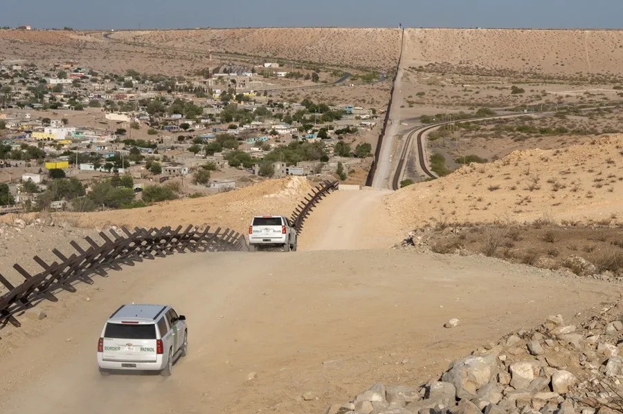Los cruces irregulares en la frontera de EE.UU. caen un 79 % a un récord mínimo en octubre
