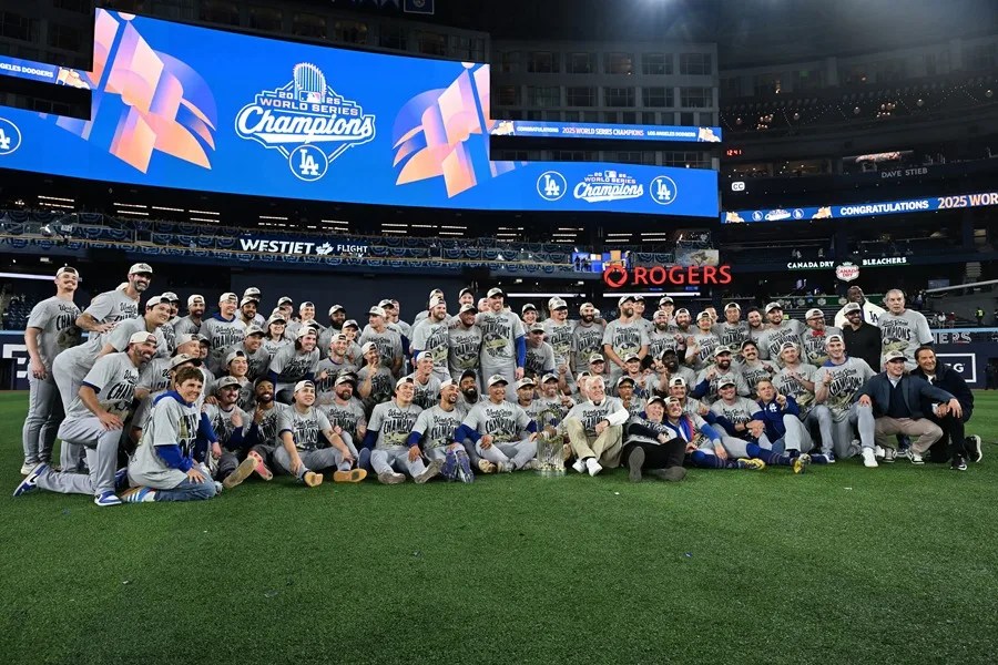 Los Dodgers de Los Ángeles, campeones repetidos de la Serie Mundial 2025, sus propietarios y el club posan para una foto de equipo tras derrotar a los Blue Jays de Toronto en el séptimo partido de la Serie Mundial de la MLB en Toronto, Canadá, el 1 de noviembre de 2025. EFE/EPA/EDUARDO LIMA