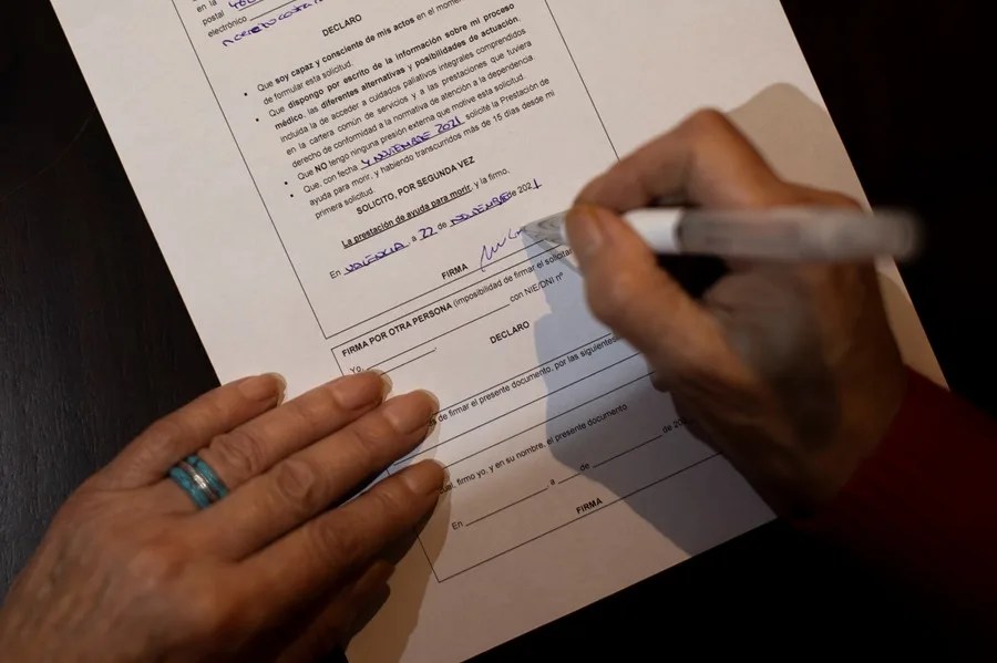 firma la solicitud de la prestación de ayuda para morir