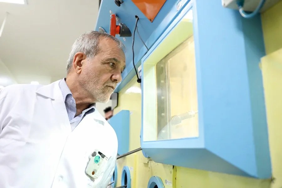 residente Masoud Pezeshkian visitando la central nuclear de Teherán,