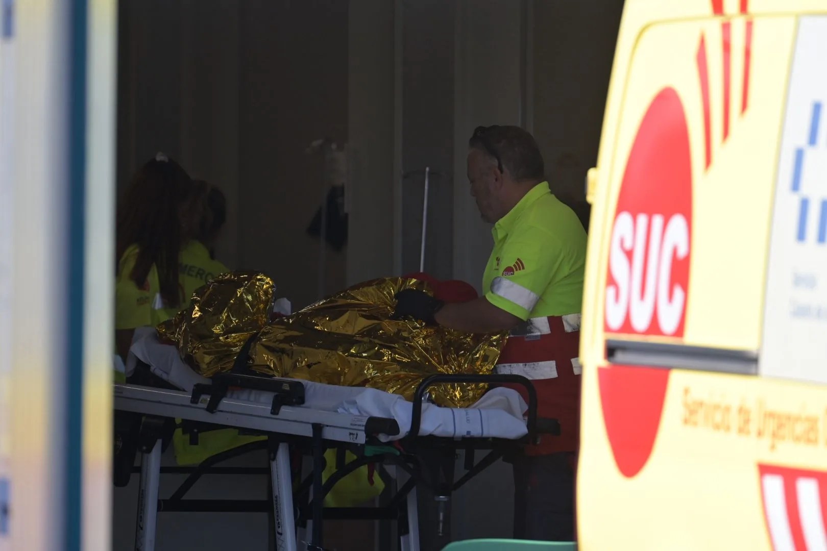 Los equipos de emergencia atienden a un migrante en el muelle de La Restinga tras el rescate de un cayuco en el que han fallecido cuatro personas y en el que viajaban más de cien. EFE/Gelmert Finol