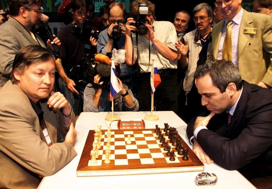 Los jugadores de ajedrez Gary Kasparov y Anatoli Karpov.