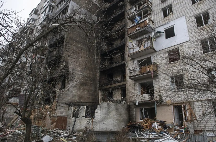 Ataque ruso contra un edificio residencial de nueve plantas en la ciudad de Vyshhorod