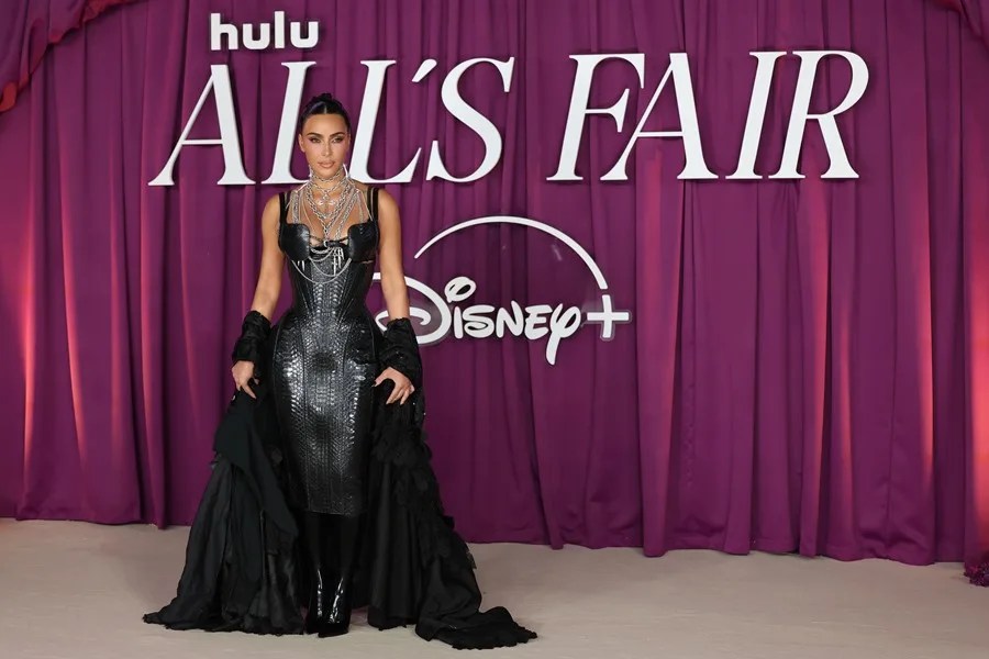 Kim Kardashian posa en la alfombra roja del estreno de la nueva serie de Disney «All's Fair» en Londres.