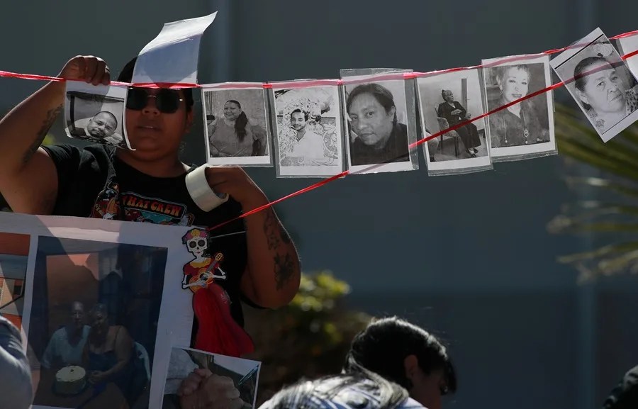 Familiares de personas desaparecidas y víctimas del manejo irregular de restos humanos en un crematorio clandestino instalan un altar a la Fiscalía de Chihuahua este sábado, en Ciudad Juárez (México). EFE/ Luis Torres