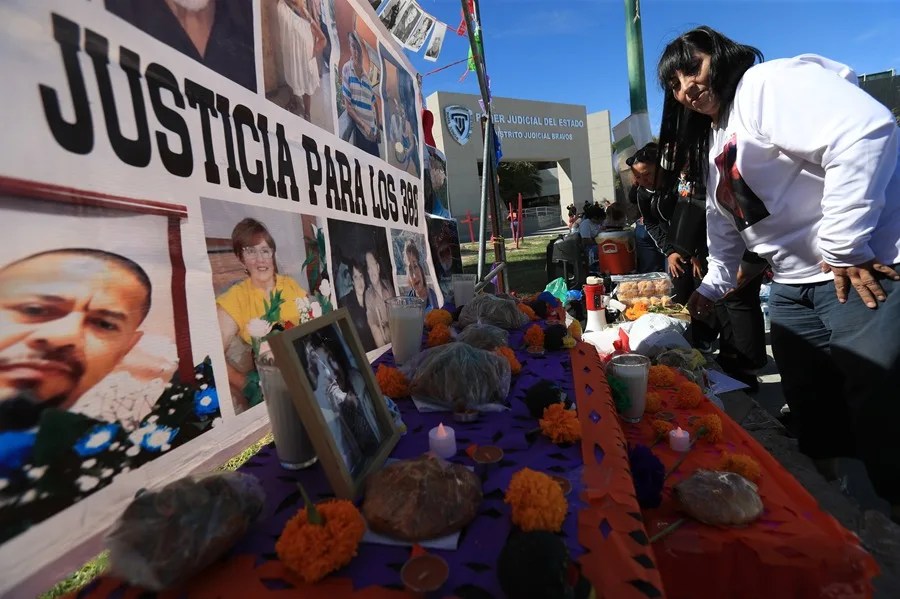 Familiares de personas desaparecidas y víctimas del manejo irregular de restos humanos en un crematorio clandestino instalan un altar a la Fiscalía de Chihuahua este sábado, en Ciudad Juárez (México). EFE/ Luis Torres
