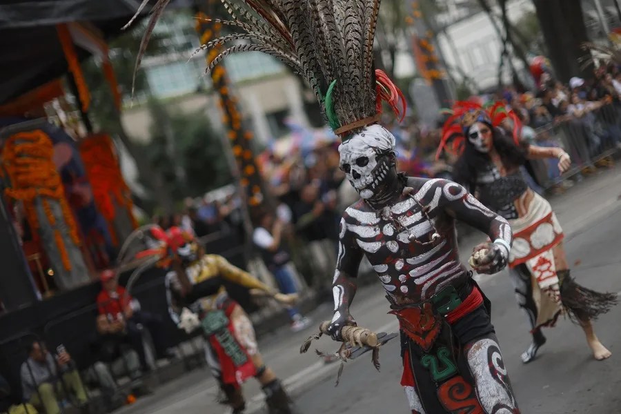 Personas participan en el desfile del Día de Muertos este sábado, en Ciudad de México (México). EFE/ Sáshenka Gutiérrez