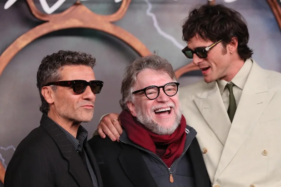 De izquierda a derecha, el actor estadounidense Oscar Isaac, el cineasta mexicano Guillermo del Toro y el actor australiano Jacob Elord posan durante la alfombra roja de la película de 'Frankenstein' este lunes, en Ciudad de México (México). EFE/ Mario Guzmán