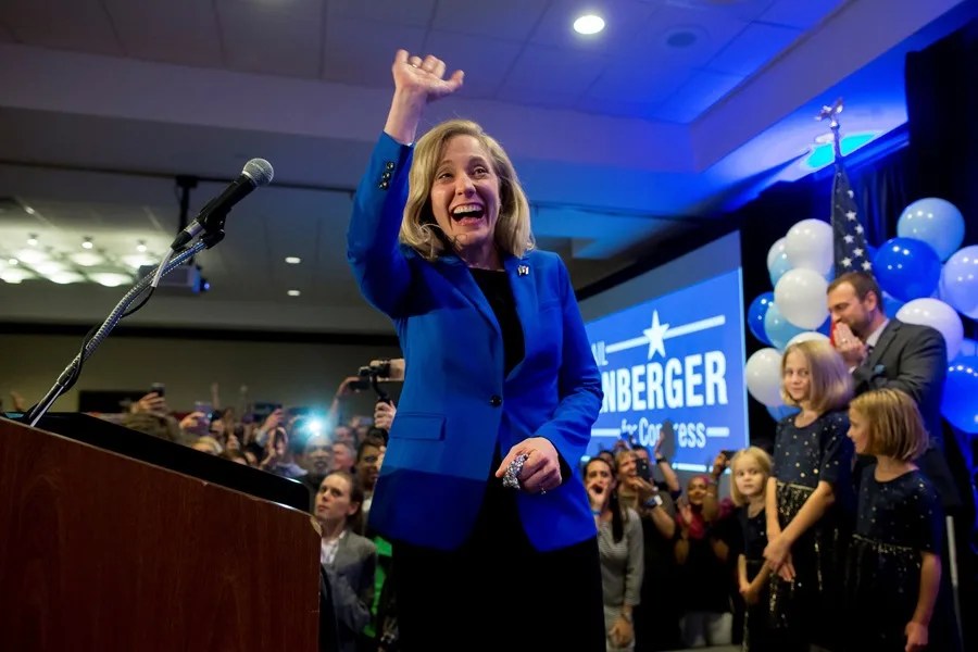 Fotografía de archivo de la candidata demócrata de Virginia, Abigail Spanberger, en Richmond, Virginia (EE. UU.). EFE/ Michael Reynolds