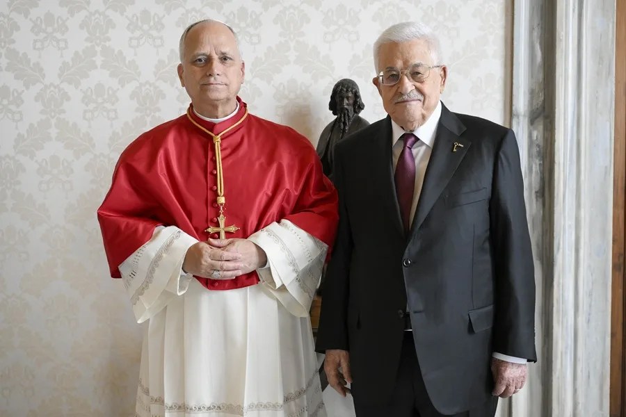 El papa León XIV recibe en el Vaticano a Mahmud Abás