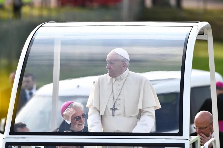El papamóvil de Francisco llega a Belén como clínica pero Israel no permite que entre en Gaza