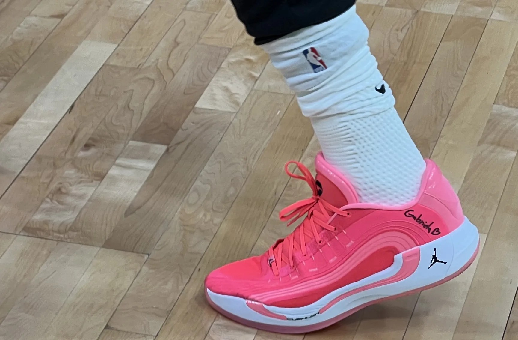 Doncic lleva escrito a mano el nombre Gabriela en zapatillas