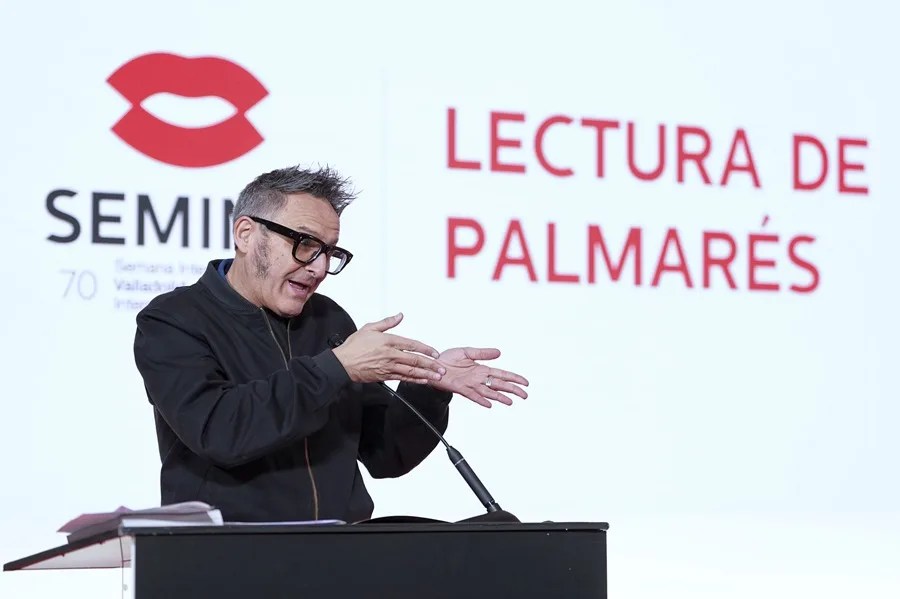 El director del festival,José Luis Cienfuegos, durante la lectura del palmarés de la 70 edición