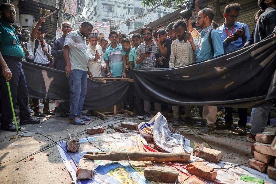Residentes locales, policías y periodistas salieron corriendo a las calles tras el derrumbe de la barandilla de un edificio de ocho pisos durante un terremoto en Dhaka